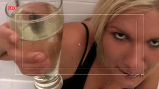 Блондинка подросток пьет 1 стакан свежей мочи