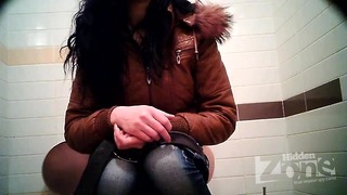 Mädchen pinkeln in einem öffentlichen WC 49