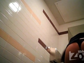 Girls go pee in a public wc 55 - Pisshamster.com