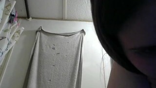 Mãe gravid sexy obter um xixi longo nu no banheiro com grandes mamas penduradas