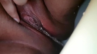 Minha boceta gorda e mijando. Primeiro vídeo pornô de todos os tempos, então me dê uma crítica nos comentários!