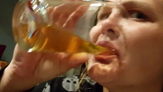 Shelby DRINKT VOLLEDIG 16oz glas GELE PISS. Kokhalzen Verstikkende Haat Slikken