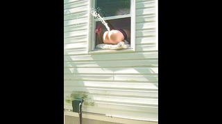 Възбуден гумен хуй оргазъм, изпръскващ се от прозореца, когато съседите са на открито!