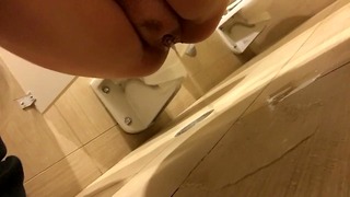 Teen Pussy Pisses partout sur le sol de la salle de bain publique