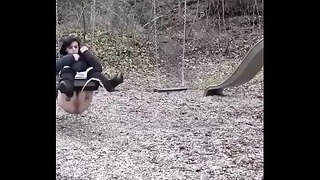 Adolescent pipi sur son swing