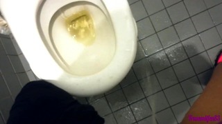 Milf Robienie bałaganu w publicznej toalecie - sika na podłogę + w toalecie