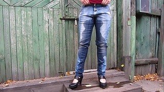 La morena meando en medias de nylon + jeans, una colección de videos fetiche sucios con una lluvia dorada pública en lugares al aire libre.