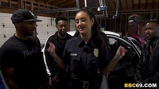 La policière adjointe Eliza Ibarra suce profondément chaque bite noire colossale