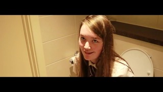 Estudante do Reino Unido fazendo xixi no banheiro