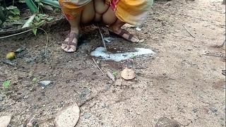 인도 아줌마 자연 소변을 관찰해야합니다.