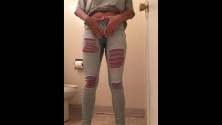 Hoffnungslose Teenager pinkelt in ihre Jeans & mag es