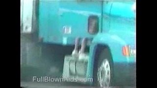 Camionista pulcino la pipì