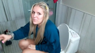 Mladý krásný teen pisses dlouhý + drsný na záchodě