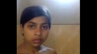 Sød indisk teenager selvskudt nøgen video på badeværelset 3099