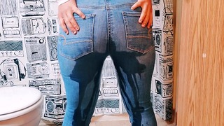 Beznadějné Jeans Wetting a Little Pussy Play