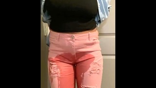 Verzweifelte Benetzung meiner engen rosa Jeans