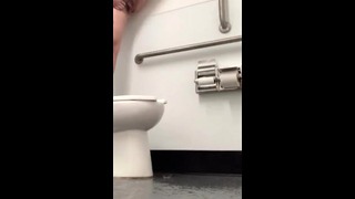 Kæmpe rodet pis i offentligt badeværelse