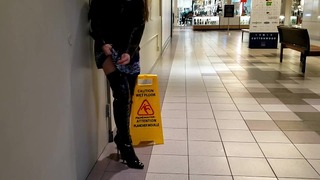 Versaute Pisse in Overknee-Stiefeln, dann Spaziergang im Einkaufszentrum