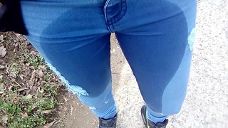 Fare pipì nei boschi all'aperto dei jeans