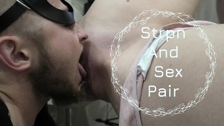 νέος Femdom Τσαντισμένος στο στόμα του κατά τη διάρκεια της κινηματογράφησης σε πρώτο πλάνο του Cunnilingus