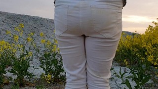 Alice benetzt ihre pinkelnden weißen Jeans in der Natur (aus unserer Zusammenstellung)