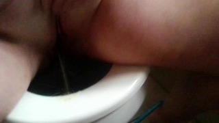 BBW Gagica luând primul ei răsărit piss în toaletă