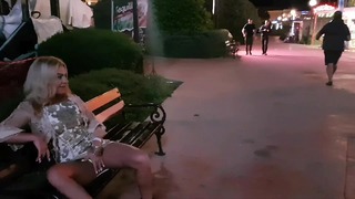 Őrült lány maszturbál és pisil a nyilvános utcai nyilvános figyelem kurváján