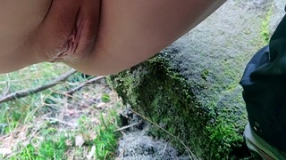 Charmantes 18-jähriges Teen pinkelt im Wald