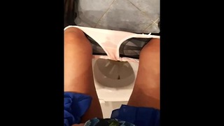 Kétségbeesés Squating a WC fölött Nő Pov