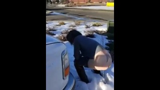 Flickvän kunde inte kontrollera och pissa i snön