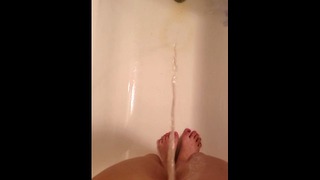 Filles après café pisse debout dans la douche
