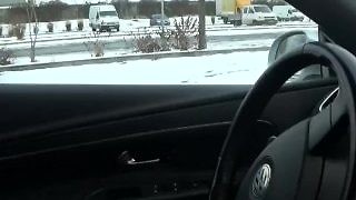 Ik stopte mijn voertuig op een openbare parkeerplaats en ik plas in de sneeuw