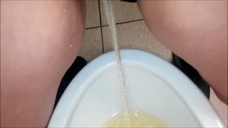 Pee Goddess Solo Sporty wodne Pierwszy raz Publiczna łazienka
