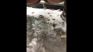 Public Pissing in de sneeuw