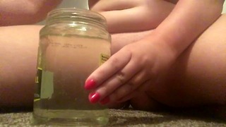 Påfyllning av en pickleburk med klar, hydratiserad piss