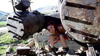 Tiener Misty Moet plassen tijdens het zoeken naar bug Pokemon buiten in de mijnen