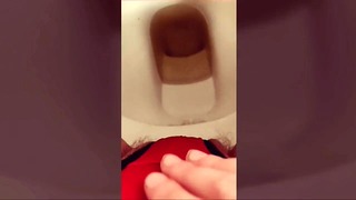 Blötning på toaletten i för snäva trosor medan du gnuggar hårig fitta till orgasm