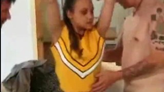 Cheerleader suga em dois galo