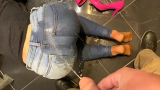 Han tisser på min røv i jeans