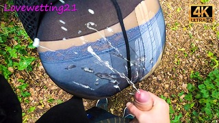 Hun fyller strømpebuksen med piss og sperm i en offentlig park