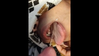 Styvdotter som dricker sin frukostjuice och mjölk + urin och sperma sprutas i munnen