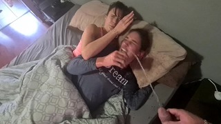 两个女孩醒来时脸上撒尿，然后开始穿着睡衣小便