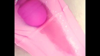 La chatte humide d'une charmante adolescente jaillit de multiples orgasmes à travers une culotte rose!