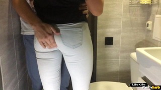Секс в общественных туалетах: смотреть русское порно видео бесплатно