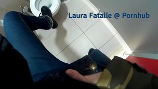 Onanerer på offentlig toalett – Laura Fatalle