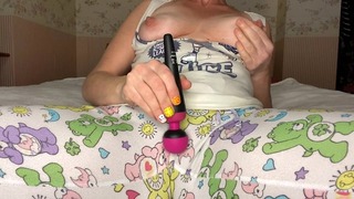 Myra gebruikt een vibrator en squirt vervolgens anaal voordat ze in haar pyjama pist. 4k