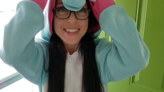 Fata nerd piscia nel suo cortile vestita da unicorno