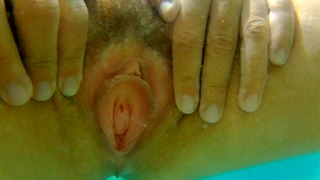 Uretra aperta (min 2:53) N Le labbra della fica tremano (min 3:08) Durante la pipì unica sott'acqua