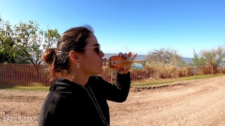 Kissdrink i offentlig park från Argentina, mer 1 liter kiss i kolv 4k 60 fr-april Bigass-