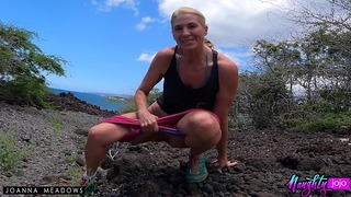 Arrêts aux stands - Pisser sur ma randonnée à Maui - Pisser Milf Joanna Meadows - Naughtyjojo